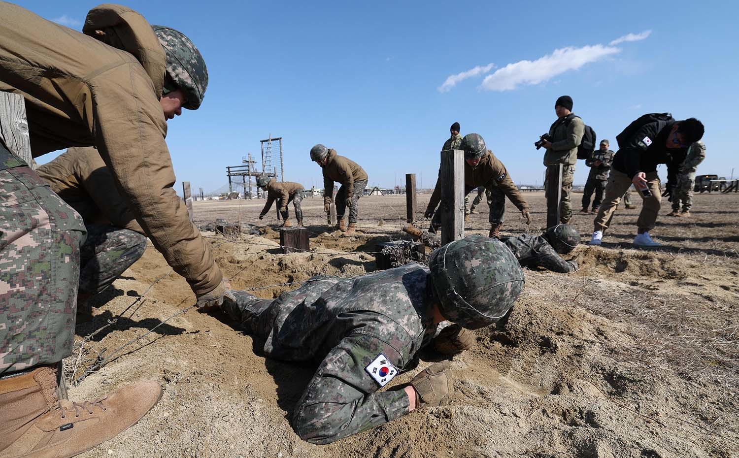 2025년 2월 18일 오후 경기 평택시 캠프 험프리스에서 샌드허스트 경연대회에 참가하는 육군사관학교 생도들이 장애물 코스 훈련을 하고 있다. / 뉴스1