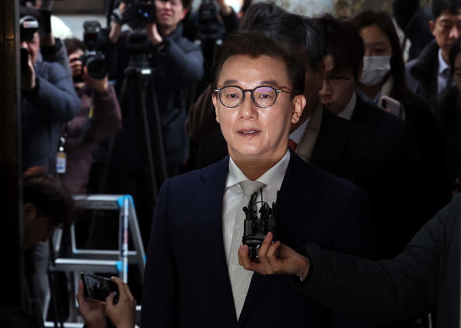 통일교 금품수수 의혹을 받는 전재수 전 해양수산부 장관이 19일 서울 서대문구 경찰청 국가수사본부로 조사받기 전 기자들 앞에서 발언하고 있다. / 뉴스1