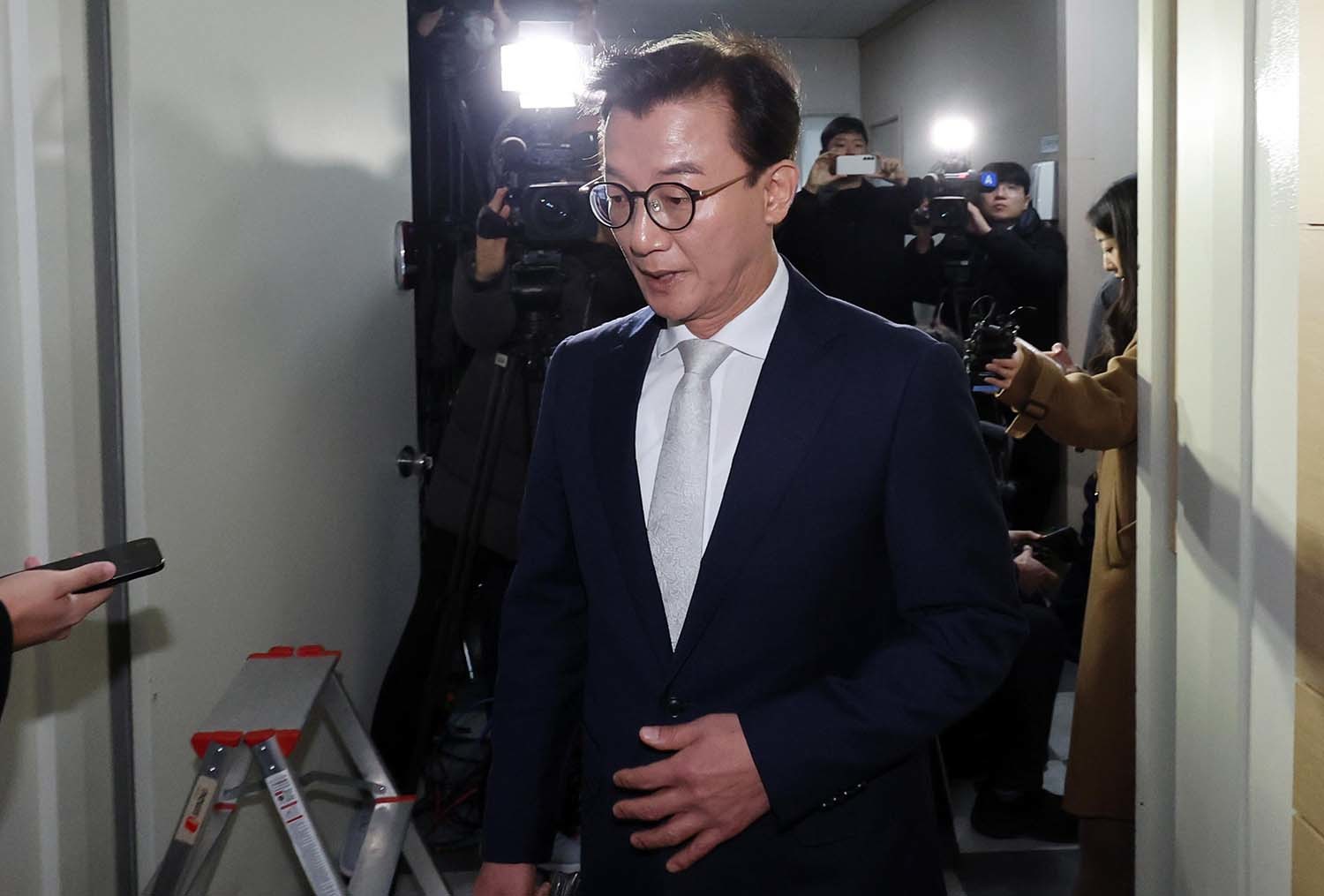 통일교 금품수수 의혹을 받는 전재수 전 해양수산부 장관이 19일 서울 서대문구 경찰청 국가수사본부로 조사받기 전 기자들 앞에서 발언하고 있다. / 뉴스1