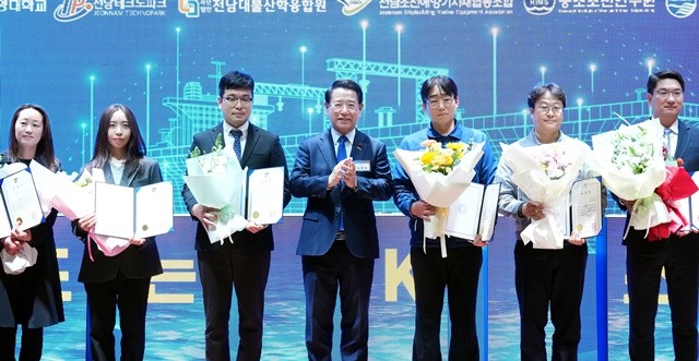 김영록 전라남도지사가 19일 목포대 글로컬스타트업센터에서 열린 ‘제17회 전남 조선·해양인의 날’ 행사에 참석해 유공자에게 표창장을 수여한 뒤 기념촬영을 하고 있다.