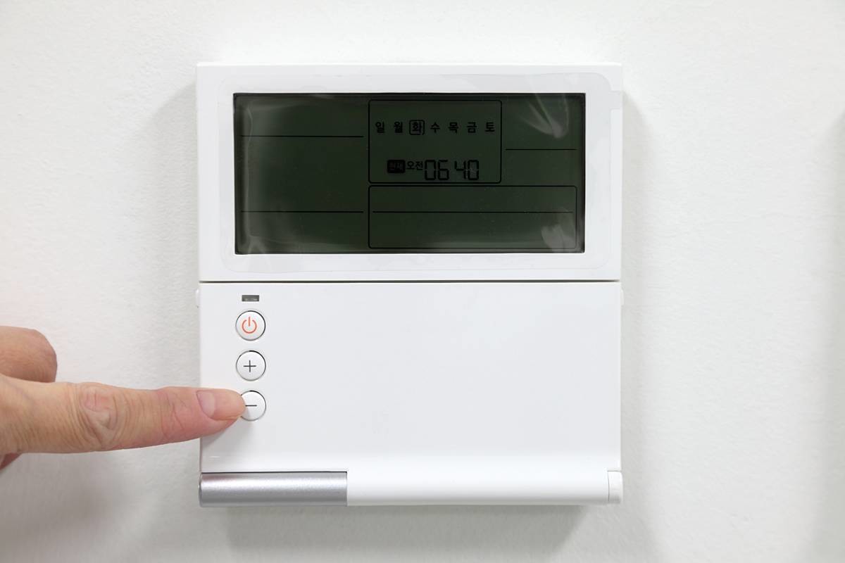 집집마다 다른 보일러 컨트롤러 / Johnathan21-Shutterstock.com