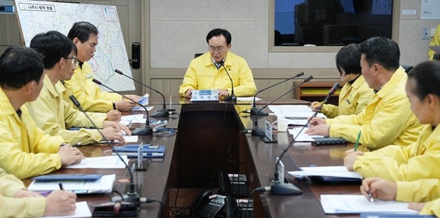 윤병태 시장이 지난 20일 긴급 상황회의를 개최하고 방역 대응 상황을 점검했다.