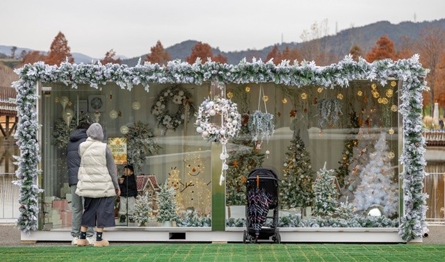 순천만국가정원 산타의 집에서 사진을 찍고 있는 가족