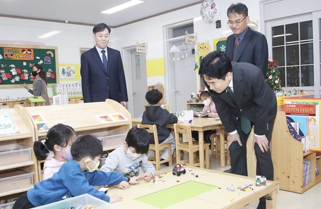 김대중 교육감이 중동초등학교를 방문하여 농산어촌 유학 운영 현장을 살피고 있다.