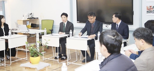 중동초등학교에서 농산어촌유학 관련 간담회가 진행되고 있다.