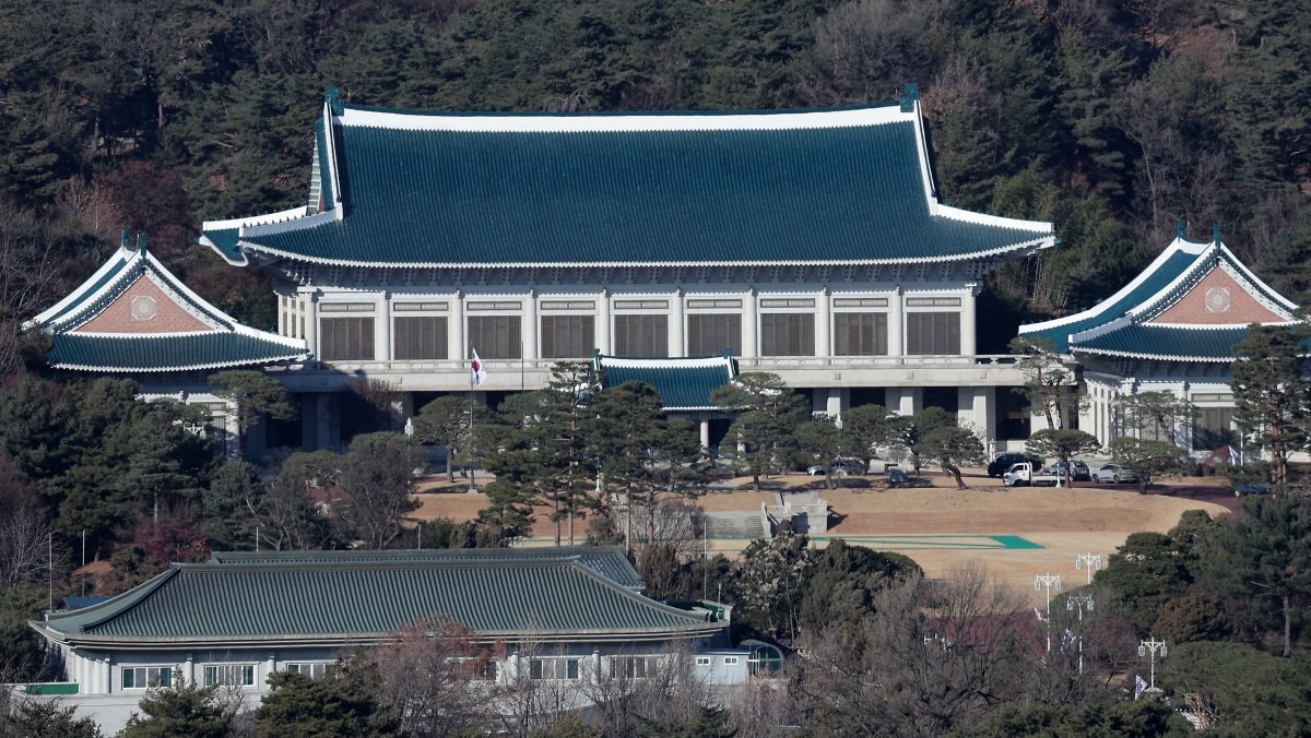대통령실이 청와대 순차 이전을 진행 중인 지난 21일 서울 종로구 정부서울청사에서 바라본 청와대 모습 / 뉴스1