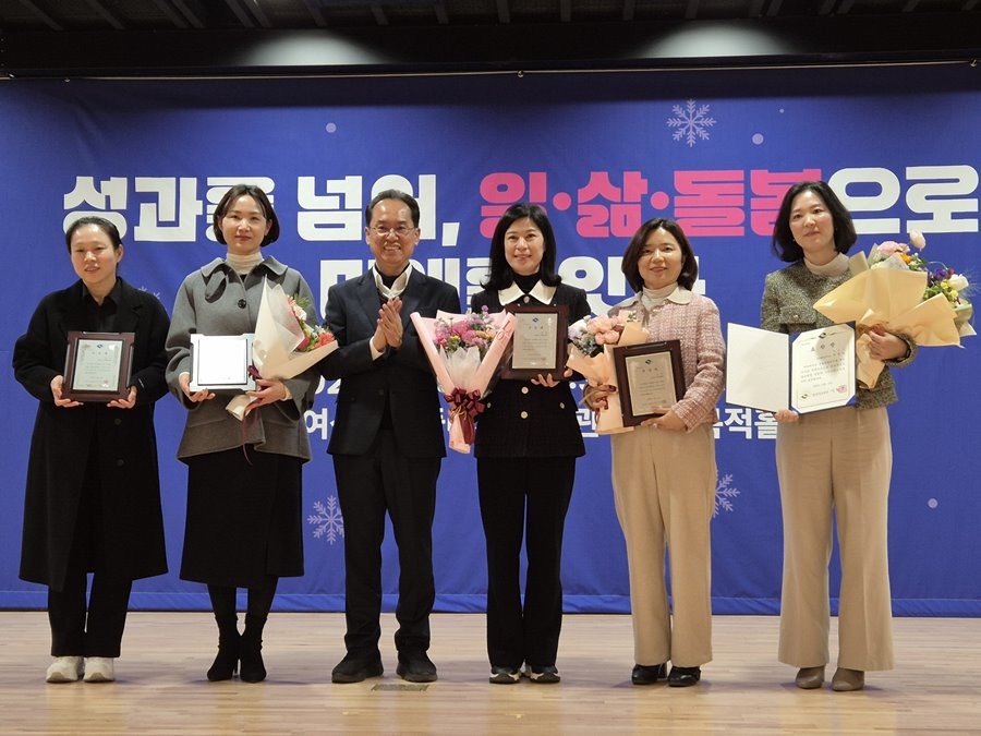 경상북도가 주관한 2025 성별영향평가 추진 우수기관으로 선정된 각 기관 관계자들이 표창패를 들고 기념촬영을 하고 있다.  / 경산시 제공