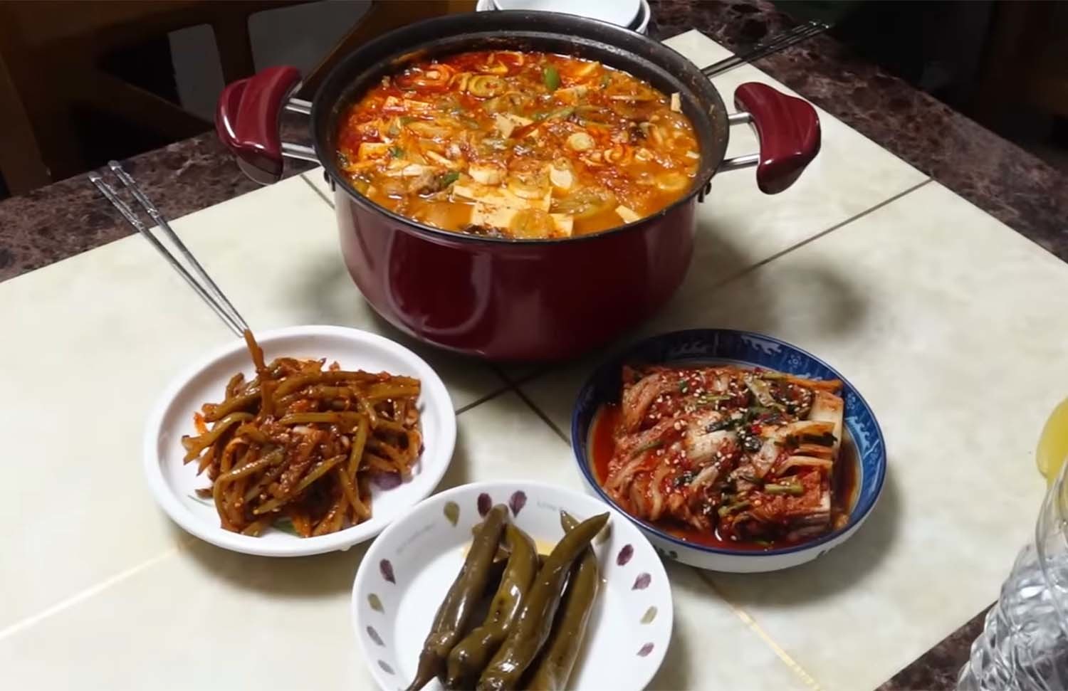전라도식으로 끓인 목살 김치찌개. / '스튜디오슬램' 유튜브 채널