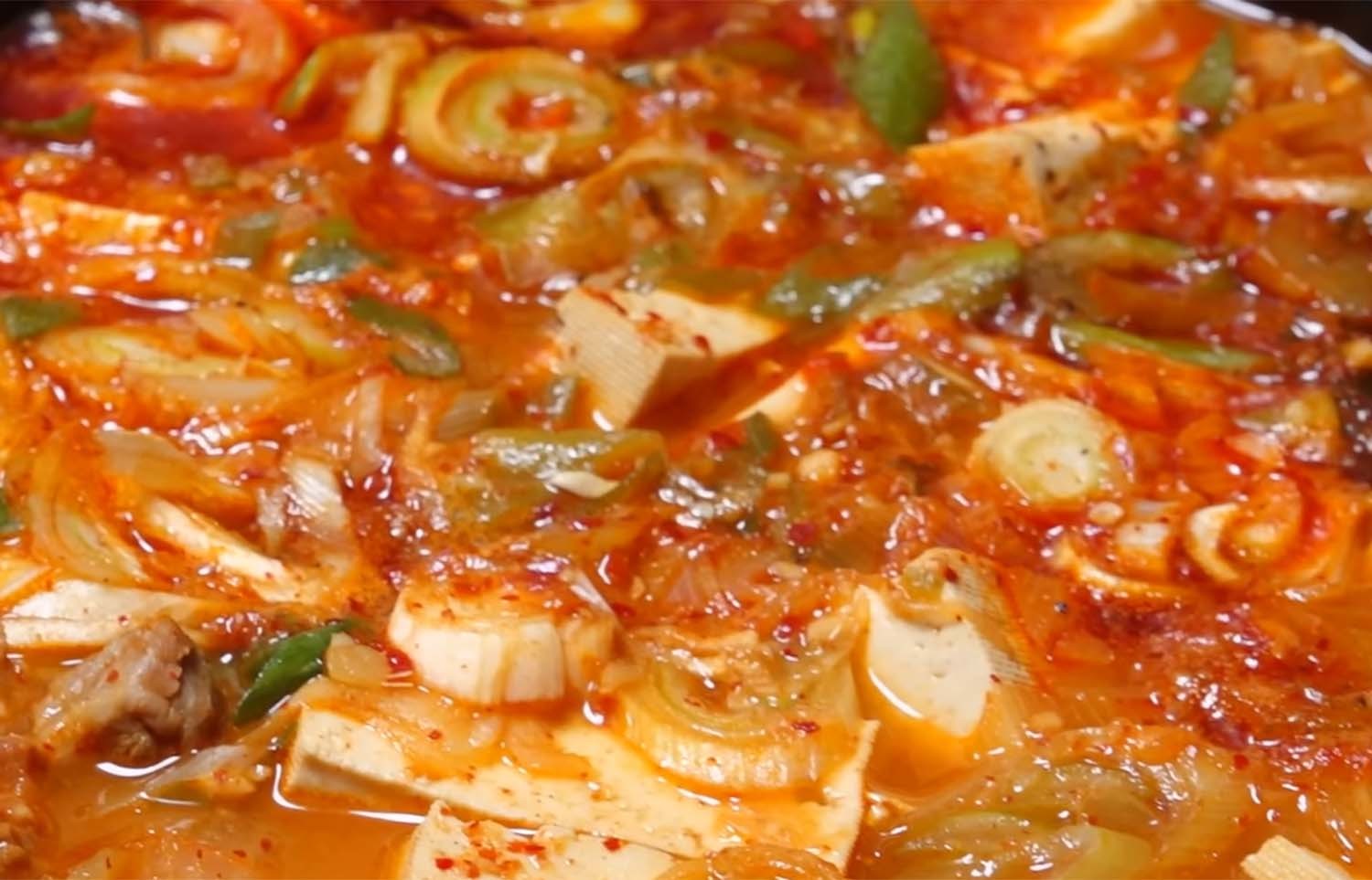 전라도식으로 끓인 목살 김치찌개. / '스튜디오슬램' 유튜브 채널