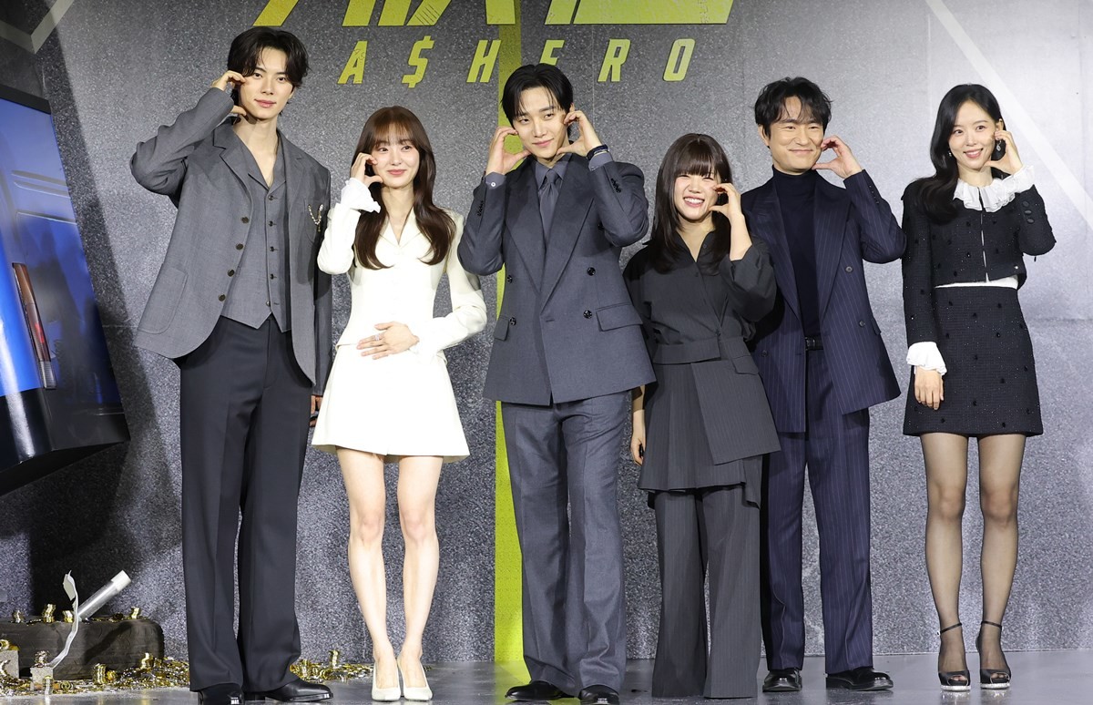 '캐셔로' 제작발표회에 참석한 배우들 / 뉴스1