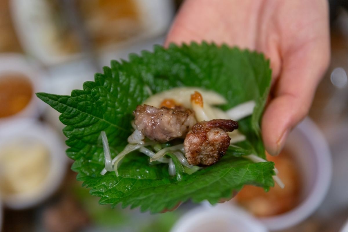 쌈을 고기에 싼 모습 / humanaut-shutterstock.com