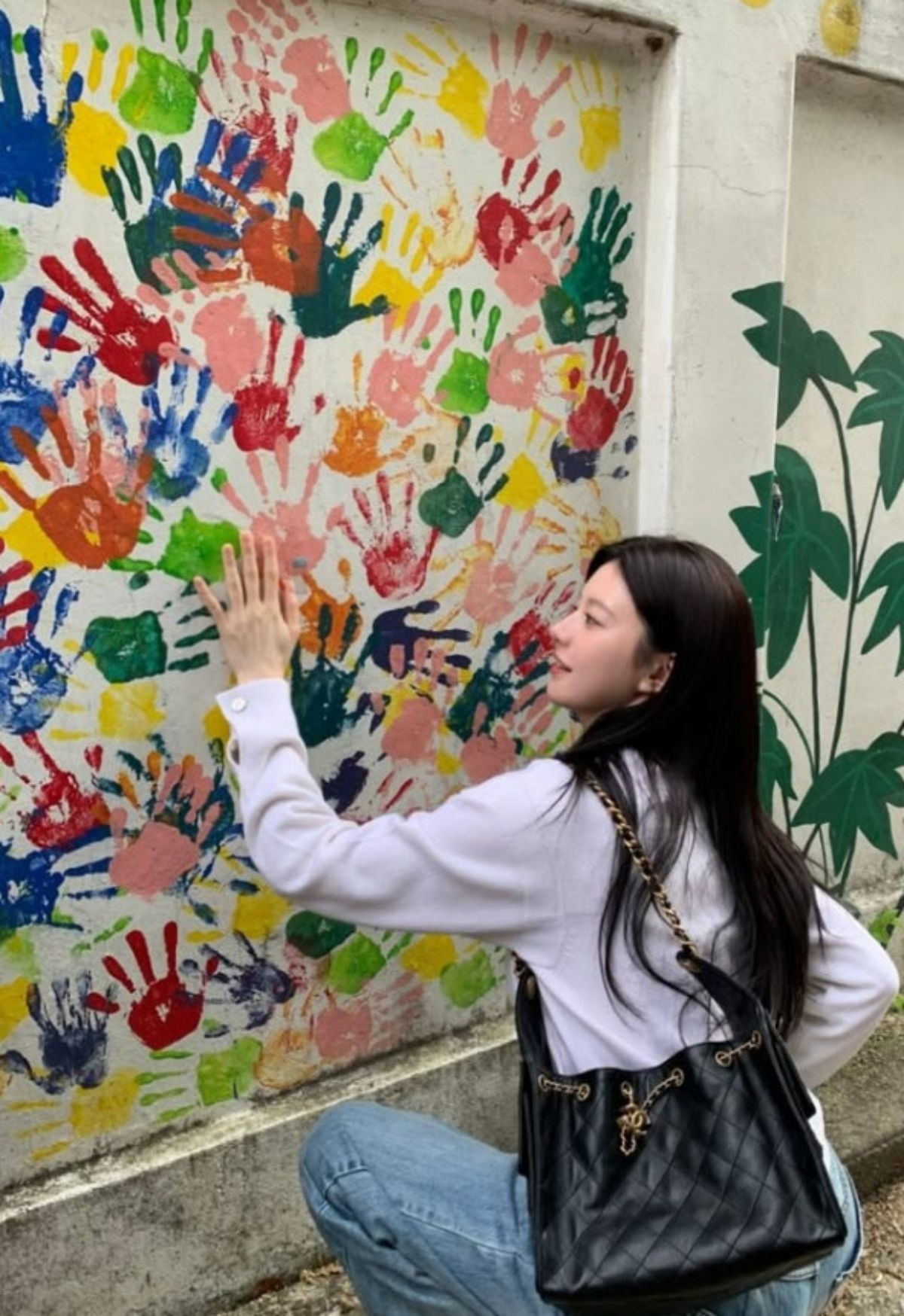샤넬 25 핸드백 착용한 배우 고윤정. / 고윤정 인스타그램