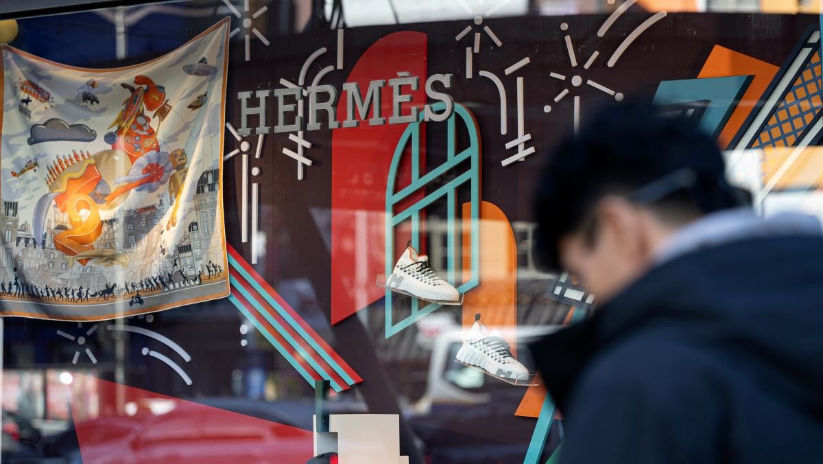 서울 중구 신세계백화점 본점 외벽에 에르메스 제품 등이 전시돼 있다.  / 뉴스1