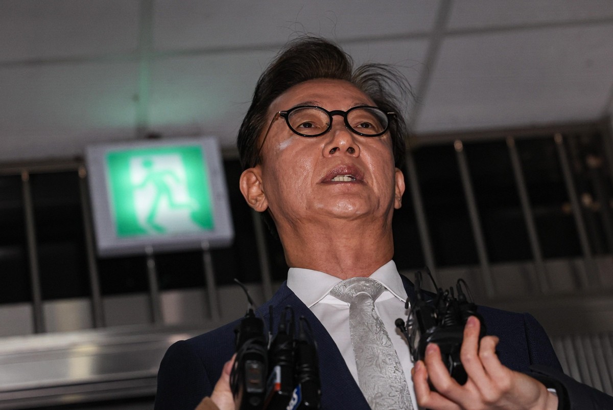 통일교 금품수수 의혹을 받는 전재수 더불어민주당 의원(전 해양수산부 장관)이 19일 서울 서대문구 경찰청 국가수사본부로 조사받기 전 기자들 앞에서 발언하고 있다. / 뉴스1