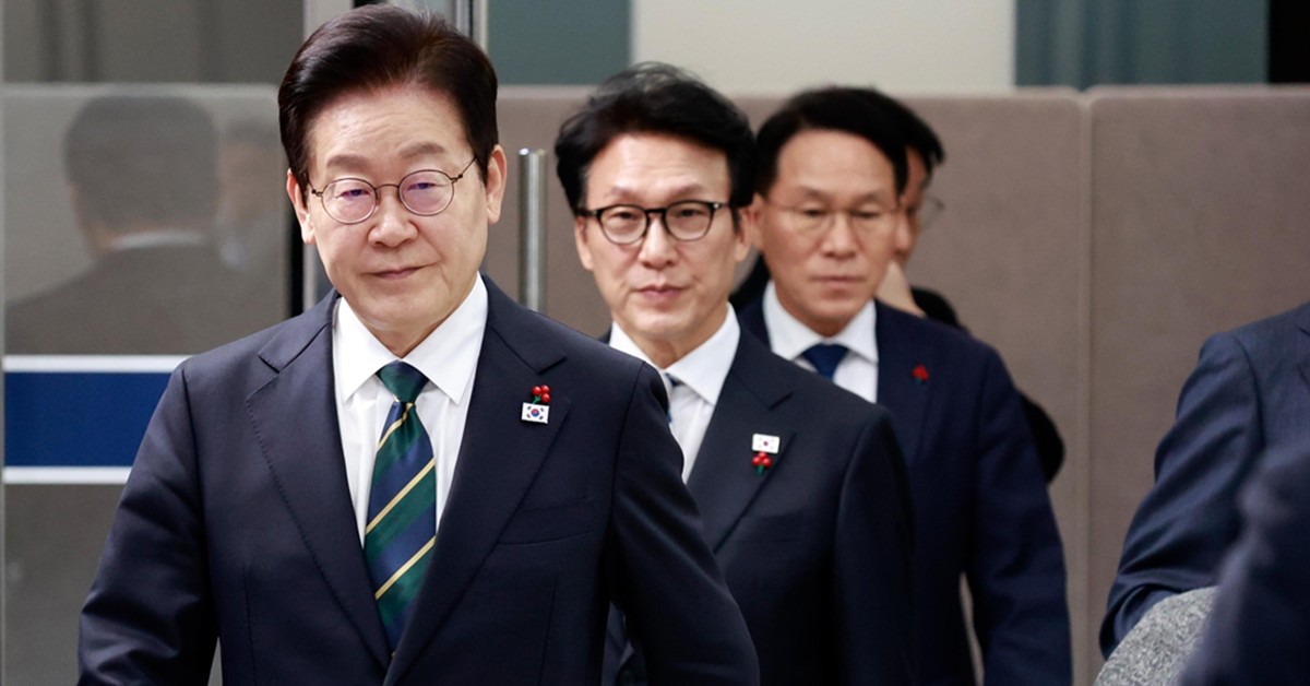 이재명 대통령이 23일 부산 동구 해양수산부 청사에서 열린 국무회의에 입장하고 있다.  / 대통령실