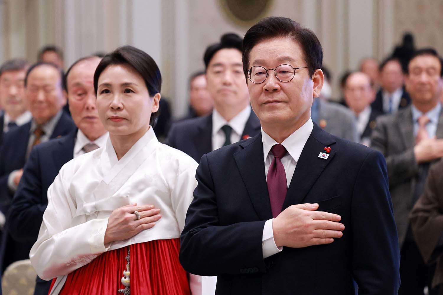 이재명 대통령과 김혜경 여사가 22일 청와대 영빈관에서 열린 대한노인회 초청 오찬에서 국민의례를 하고 있고 있다. /뉴스1(대통령실통신사진기자단)