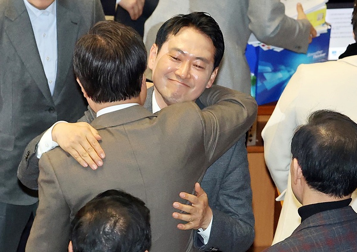 장동혁 국민의힘 대표가 23일 서울 여의도 국회 본회의장에서 무제한 토론(필리버스터)을 마친 뒤 국민의힘 의원들과 인사하고 있다.     장동혁 대표는 23일 오전 11시40분쯤 국회 본회의장에서 진행된 필리버스터를 마친 뒤 기자들과 만나 '대통령에게 헌법 수호 의지가 있다면 이 법이 통과되더라도 반드시 재의요구권을 행사해야 할 것이다. 재의요구권 행사를 강력하게 건의드린다'라고 말했다.    / 뉴스1