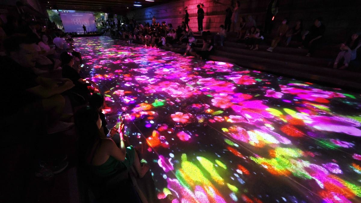 지난 7월 청계천 광교 아래서 열린 청계 소울 오션 상영회.   / 연합뉴스