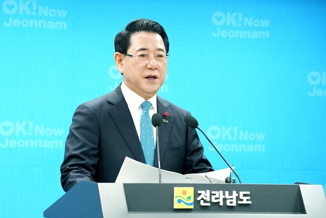김영록 전라남도지사가 23일 도청 브리핑룸에서 2025년 송년 기자간담회를 갖고 민선 7~8기 주요 성과와 2026년 도정 방향을 발표하고 있다.