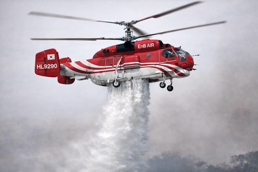 경주시가 2026년 산불진화헬기 임차를 추진하는 가운데 KA-32A 산불진화헬기가 담수 후 진화 작업을 벌이는 모습을 구현한 가상 이미지. (AI 생성)/경주시