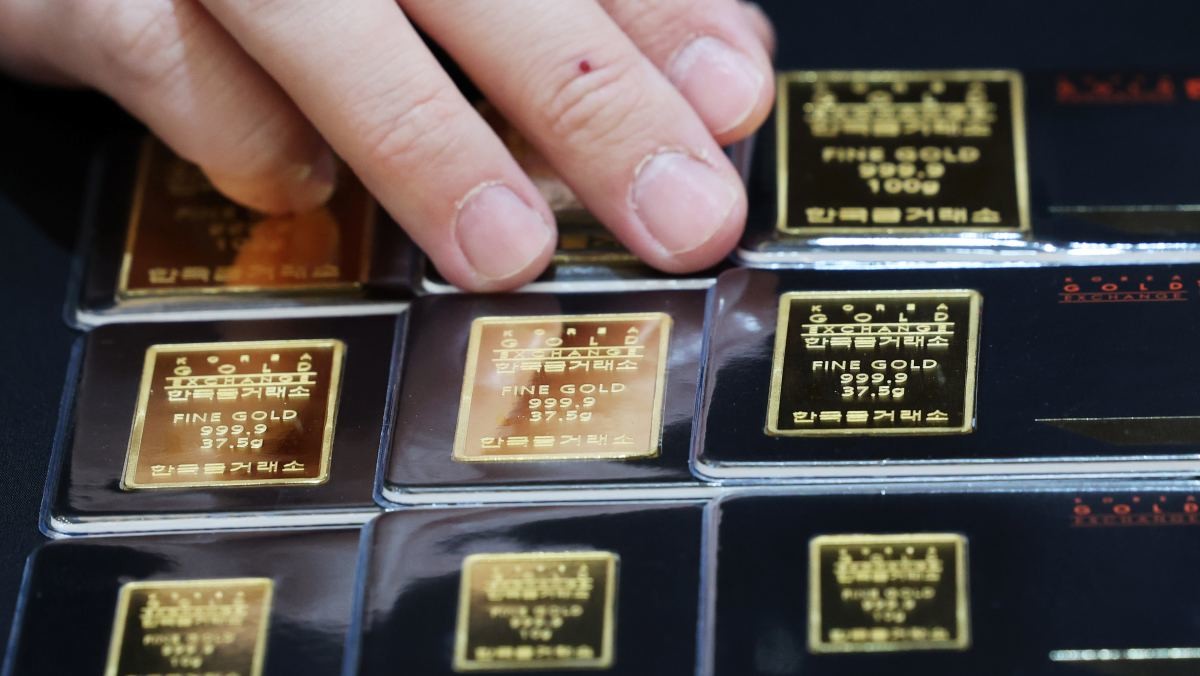 서울 종로구 한국금거래소에서 관계자가 금을 진열하는 모습.  / 뉴스1