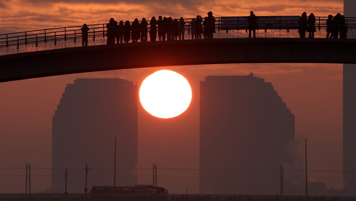 서울 영등포구 선유도공원 선유교에서 시민들이 해돋이를 감상하고 있다. 기사의 이해를 돕기 위한 사진 / 뉴스1