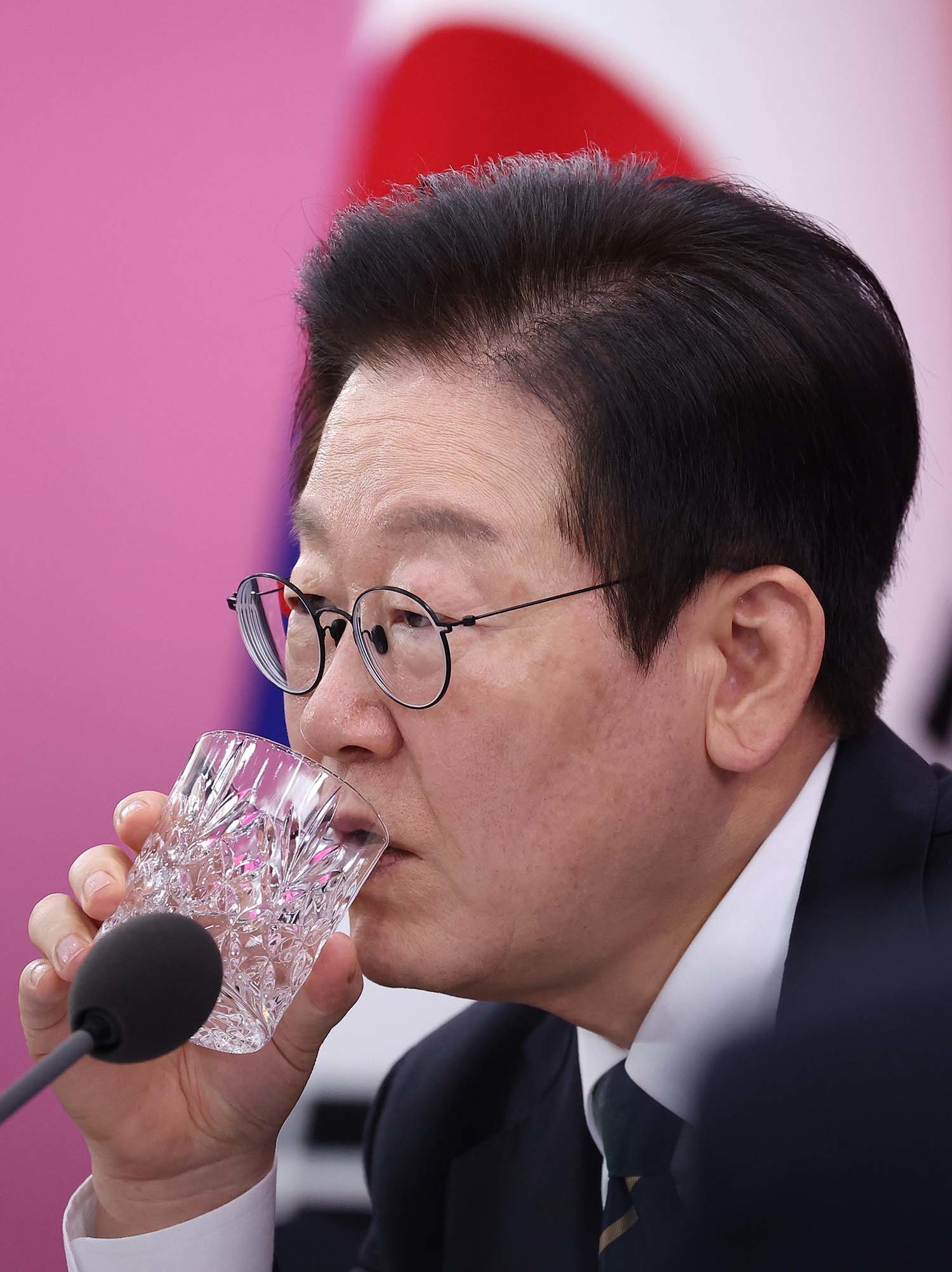 이재명 대통령이 23일 부산 동구 해양수산부 청사에서 열린 해수부 업무보고에서 목을 축이고 있다. / 뉴스1(대통령실통신사진기자단)