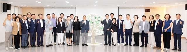 강기정 광주광역시장이 지난 7월10일 시청 중회의실에서 열린 ‘광주 청렴수호 대책회의’에 참석해 간부공무원들과 함께 기념촬영을 하고 있다. /광주광역시 제공