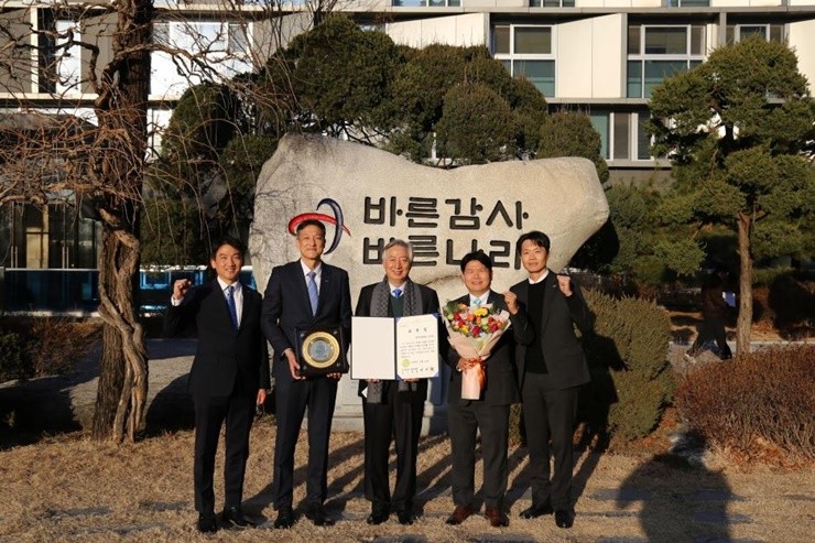 한국남동발전 감사실이 감사원이 실시한 2025년 자체감사활동 심사에서 공기업군 최우수기관으로 선정돼 표창을 받았다. / 사진제공=남동발전