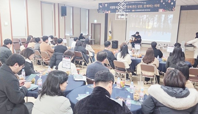 광산구 1313 이웃살핌 사업으로 사회적 단절을 극복한 윤문세(가명) 씨가 지난 19일 ‘종합사회복지관 거점형 이동복지관 사업’ 성과공유회에서 통기타 연주 실력을 선보였다.