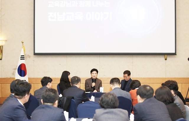 김대중 전라남도교육감이 22일 영암에서 열린‘2025 전남교육정책 핵심사업 협의회’참여, 교육감과 함께하는 대화의 시간을 진행하고 있다.