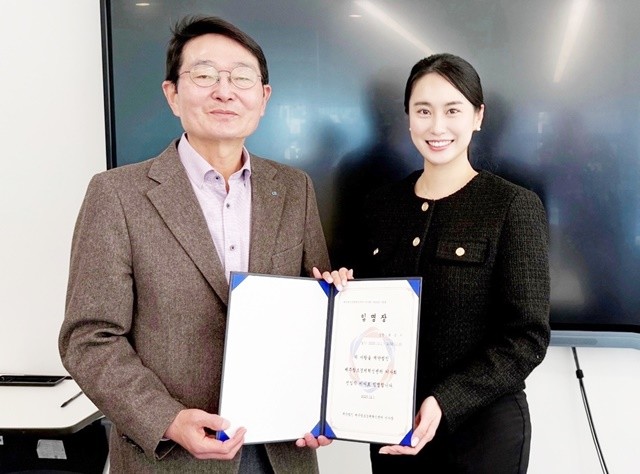 호남대 최은지 교수, 제주창조경제혁신센터 선임직 이사에 임명(왼쪽부터 양문석 제주상공회의소장과 최은지 교수)