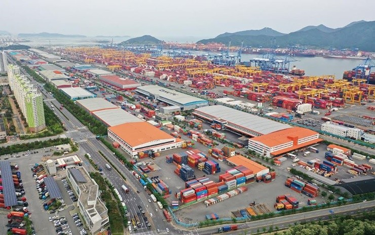 부산항만공사(BPA, 사장 송상근)가 22일(월), 부산항 신항 늘해랑쉼터에서 신항 배후단지 입주기업을 대상으로‘2025년 4분기 안전협의회’를 개최했다. / 사진제공=부산항만공사