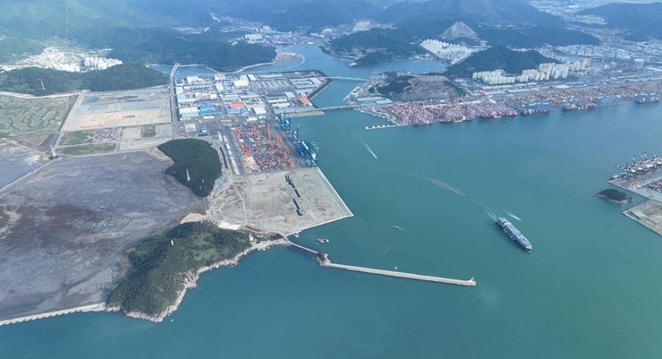 부산항만공사는 부산 신항 서 컨테이너(이하 서‘컨’) 배후단지 내 입주하는 글로벌 물류기업들의 원활한 운영을 지원하고자 「서‘컨’ 1단계 배후단지 상·하수관로 유지보수공사」를 시행한다. / 사진제공=부산항만공사