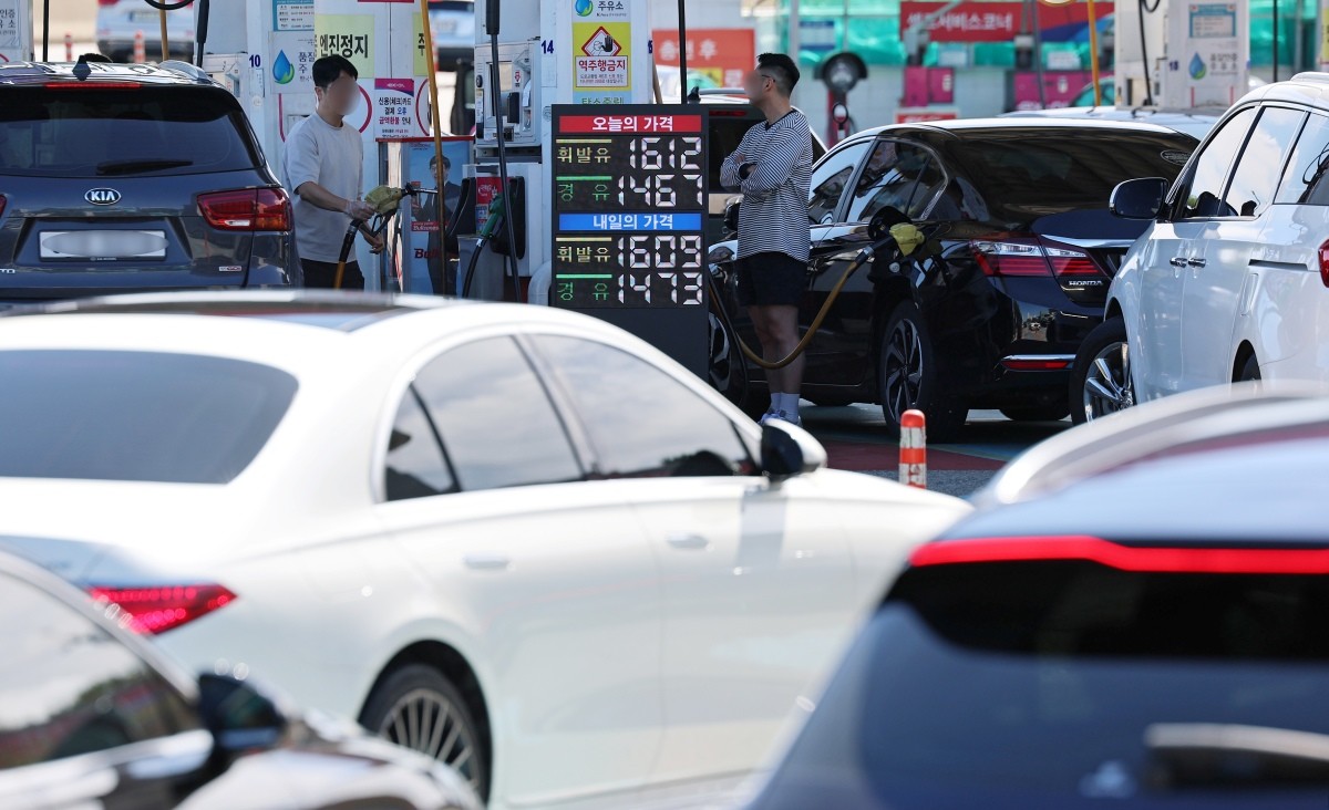 주유소에서 시민들이 기름을 넣고 있다. / 뉴스1