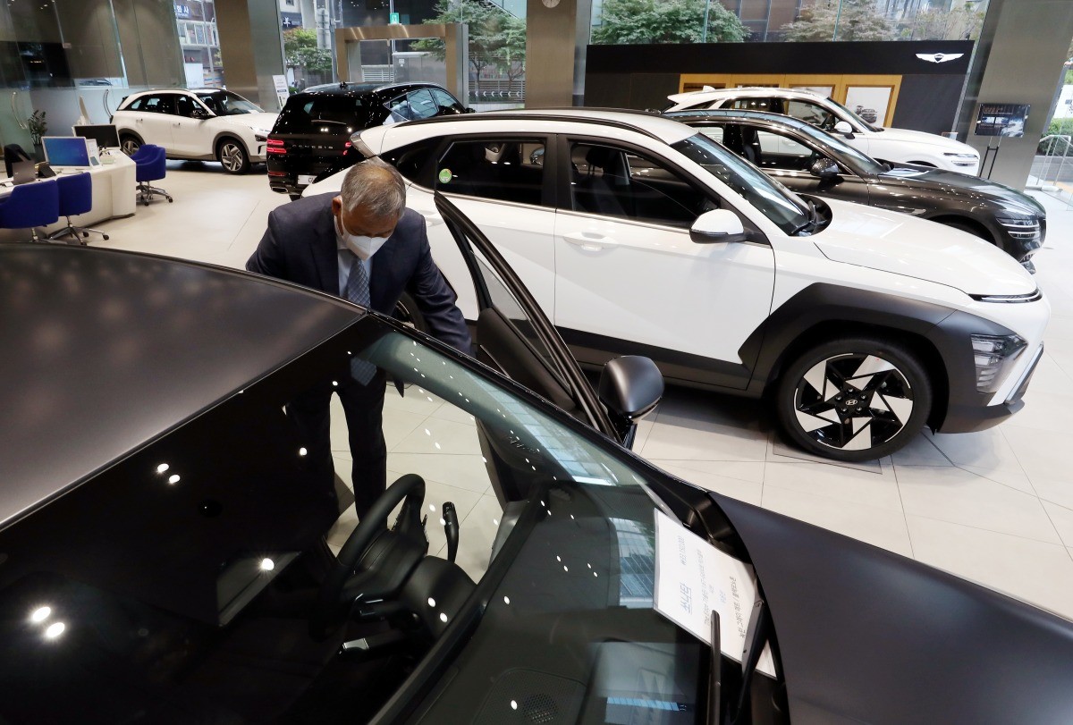 서울 시내 현대자동차 영업점에서 직원이 차량을 살펴보고 있다. 기사의 이해를 돕기 위한 사진 / 뉴스1