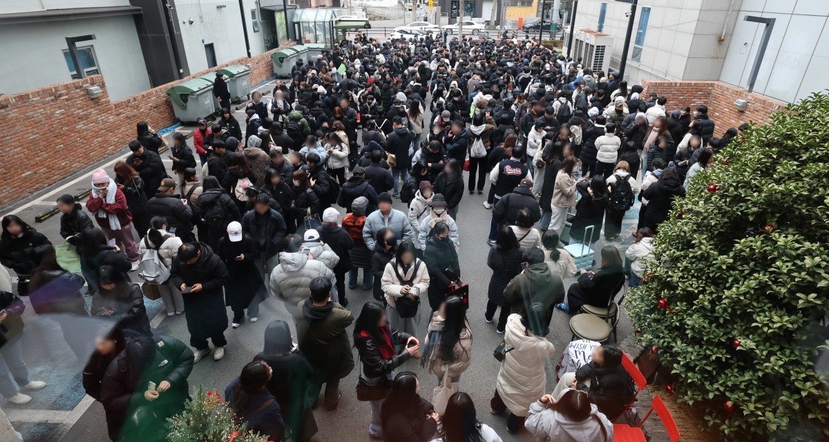 크리스마스를 이틀 앞두고 딸기시루가 출시된 지난 23일 대전 중구 성심당 일대에 빵을 사려는 고객들이 차례를 기다리고 있다. / 뉴스1