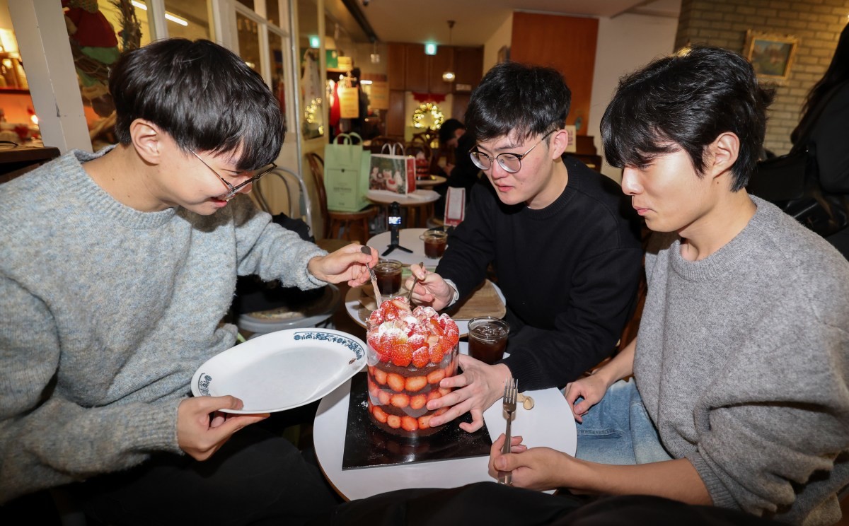 크리스마스를 이틀 앞두고 딸기시루가 출시된 지난 23일 대전 중구 성심당 일대에서 케이크를 구매한 고객들이 맛을 보고 있다. / 뉴스1