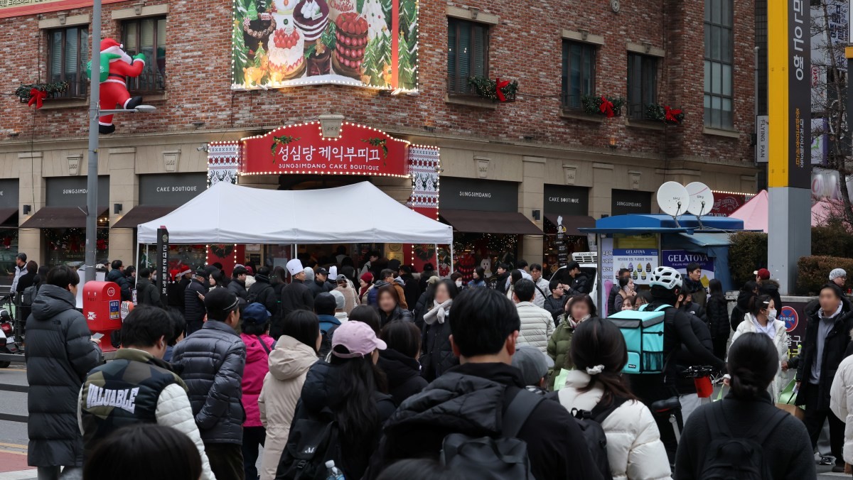 크리스마스를 이틀 앞두고 딸기시루가 출시된 지난 23일 대전 중구 성심당 일대에 빵을 사려는 고객들이 차례를 기다리고 있다. / 뉴스1