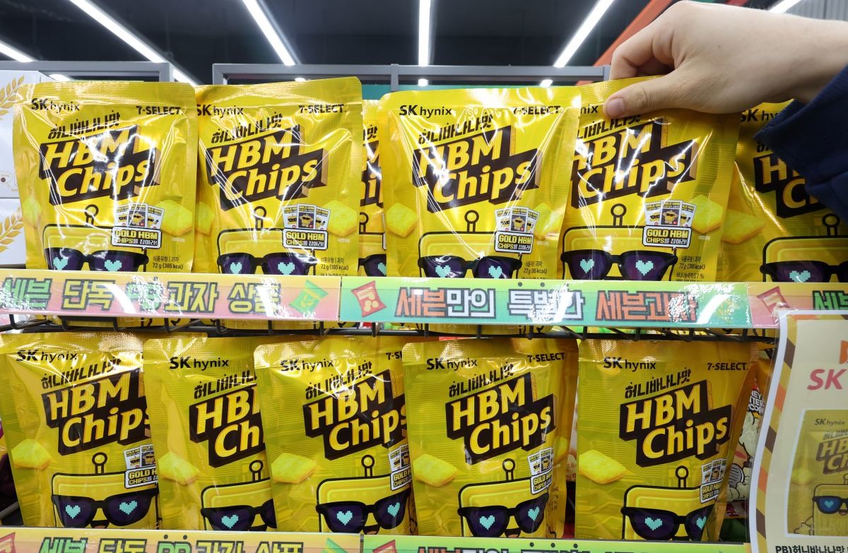 편의점에 진열된 'HBM 칩스' / 연합뉴스