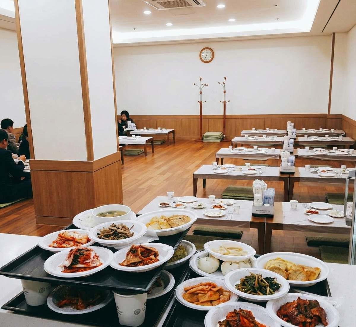 일회용품으로 가득 찬 조문객 차림상. 기사 내용을 바탕으로 제작한 자료사진.