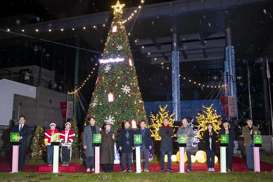 울릉군은 지난 22일 한마음회관 야외광장에서 '2025년 겨울빛 트리 점등식'을 개최했다./울릉군