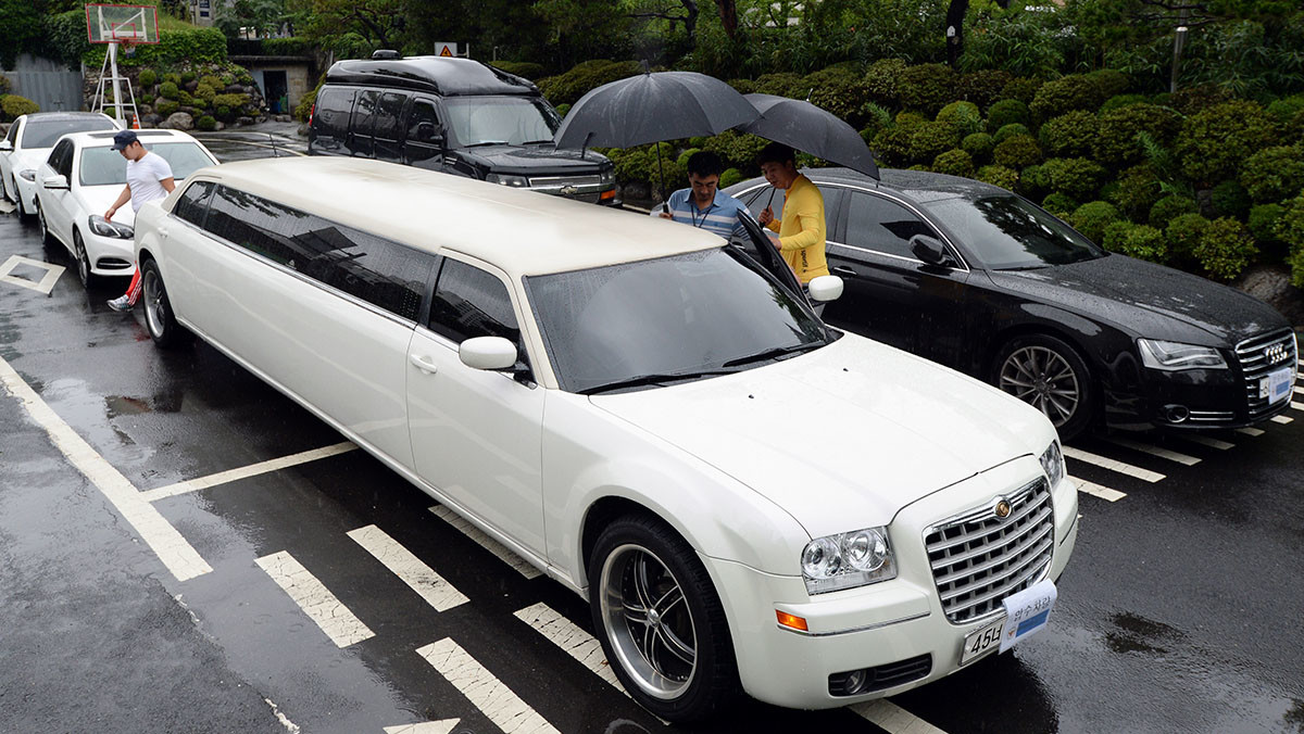 경찰이 고의사고를 통한 보험사기 집단을 체포한 뒤 사기에 활용한 수입차를 공개했다.  / 뉴스1