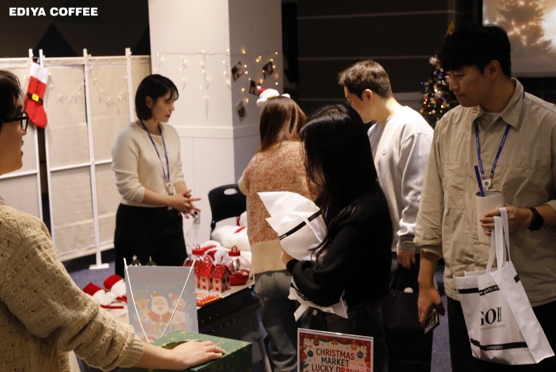 연말 사내  플리마켓 진행 사진. / 이디야커피 제공