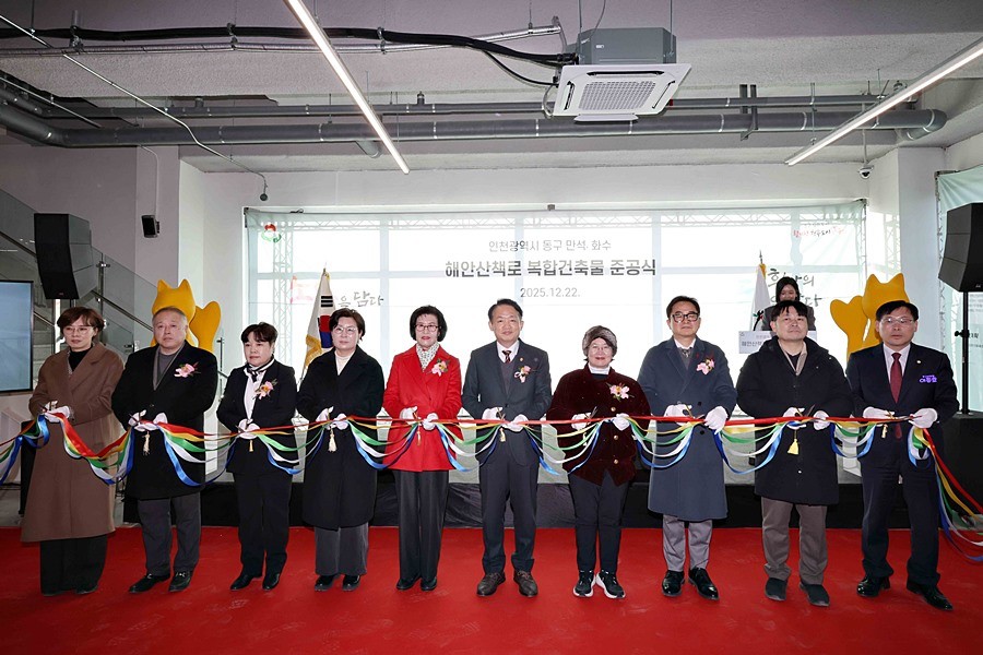 김찬진 동구청장(가운데)