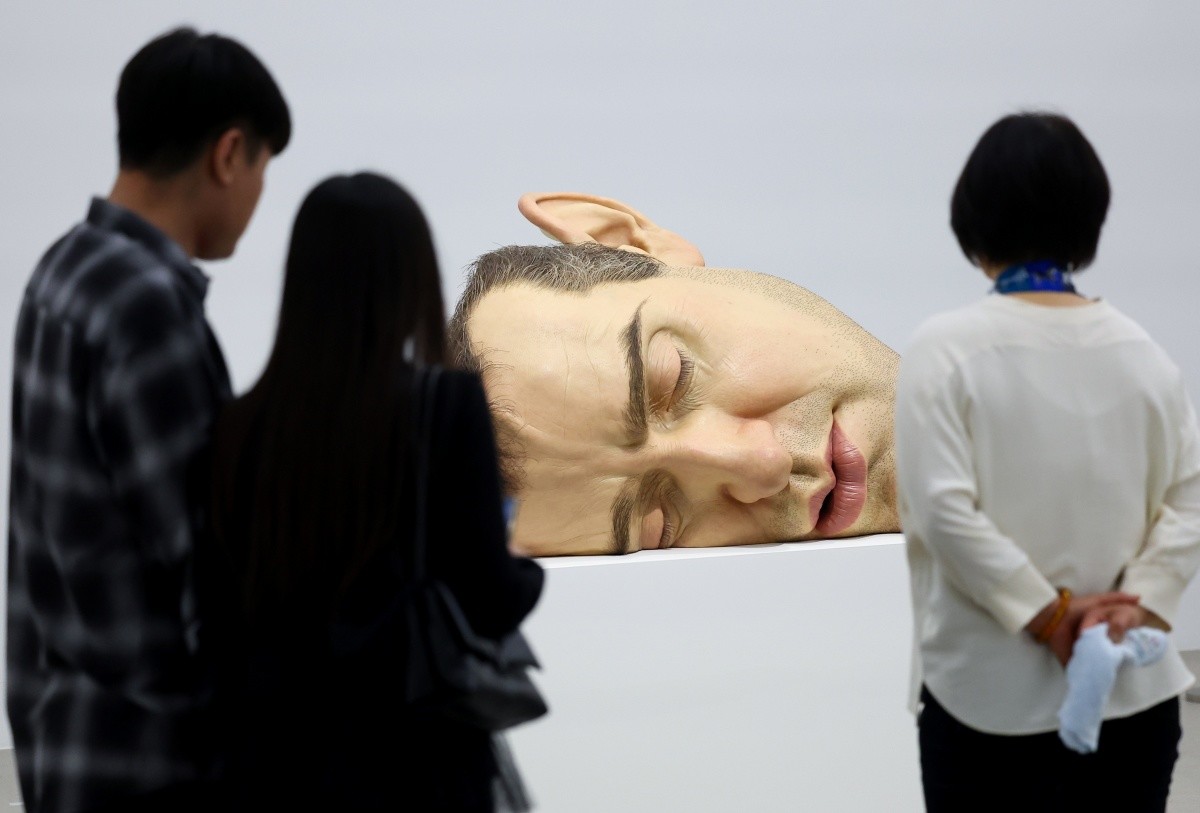 5월 20일 서울 종로구 국립현대미술관을 찾은 관람객들이 론 뮤익의 '마스크 II' 작품을 감상하고 있다. / 연합뉴스