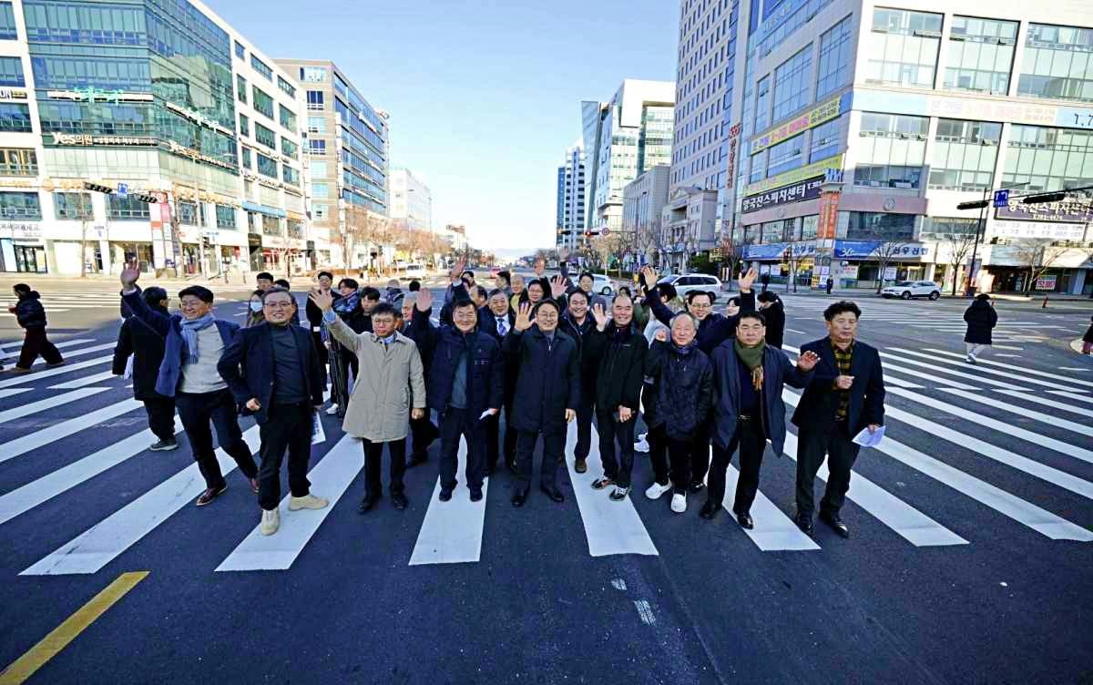 강기정 광주시장이 지난 22일 오전 시청 '광주도시철도 2호선 1단계 구간 도로개방 현장 확인' 행사에서 시민 등과 기념촬영을 하고 있다. / 광주광역시 제공-뉴스1