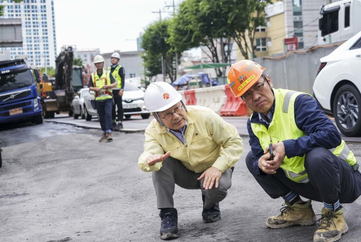 강기정 광주시장이 지난 7월 21일 오후 서구 상무중학교 인근 도시철도 2호선 1단계 2공구 현장에서 복공판과 도로면 단차 해소를 위한 주행차로 덧씌우기(포장) 공사 진행과정을 살펴보고 있다./ 광주시 제공-뉴스1