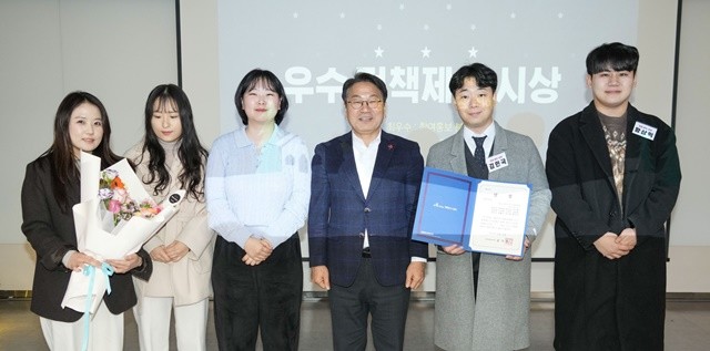 강기정 광주광역시장이 23일 오후 시청 중회의실에서 열린 '제10기 광주광역시 청년위원회 성과공유회'에 참석해 우수정책제안 시상을 한 뒤 기념촬영을 하고 있다./광주광역시 제공