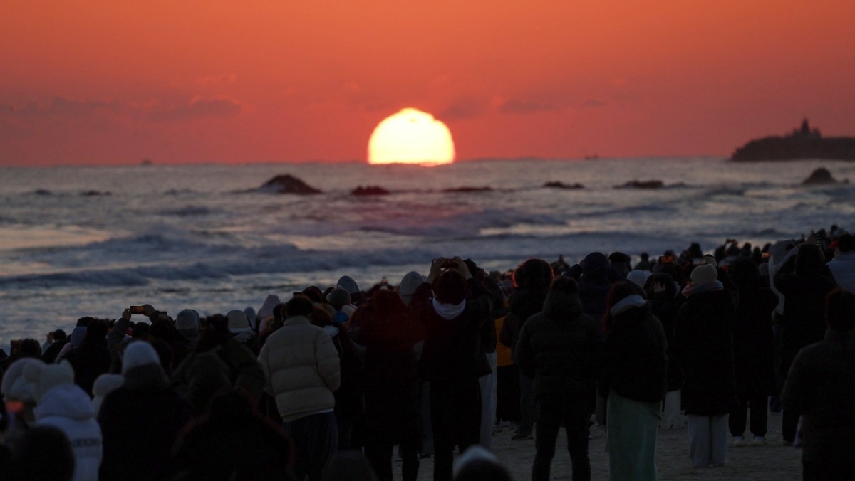 강원 동해 망상해변 앞 바다에 붉은 해가 떠오르고 있다. / 동해시 제공, 뉴스1